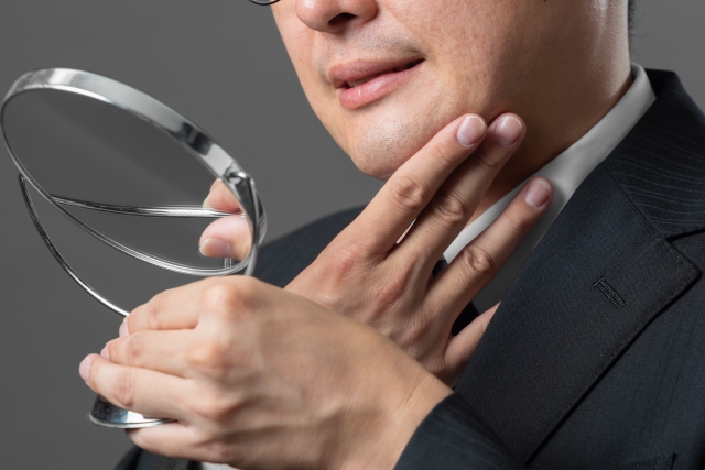 ヒゲを気にする男性