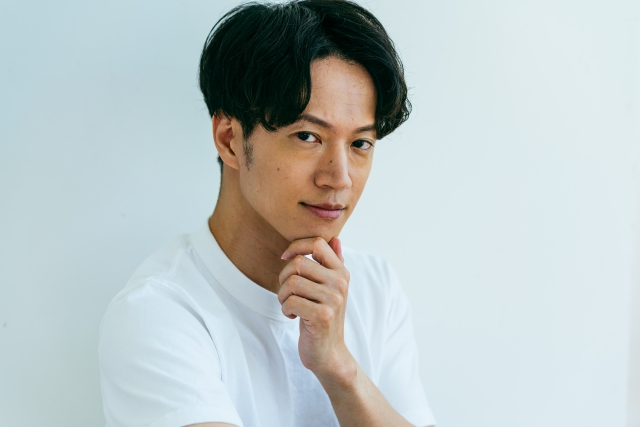 ポーズを決める男性